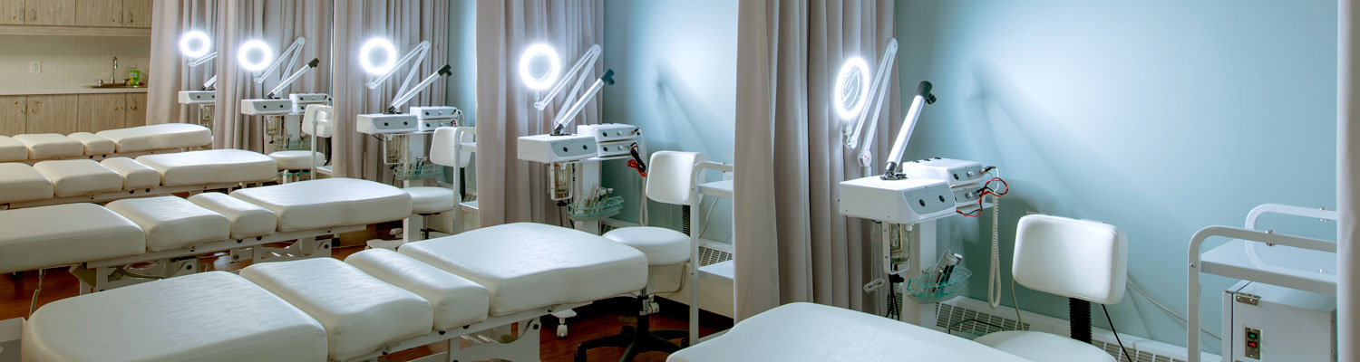 spa beds in a darkened room with the magnifying lights turned on